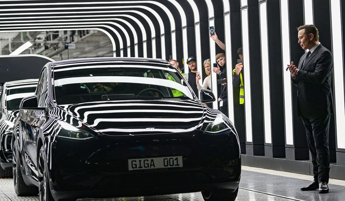 Dancing Musk hands drivers first Teslas from new German gigafactory